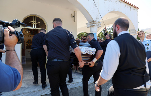 Θρήνος στο τελευταίο αντίο στη Σταυρούλα Λεβεντάκη – Δικαιοσύνη ζητούν οι συγγενείς | Κοινωνία στο PlusTV.gr