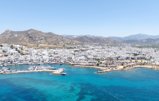 Χειροπέδες σε «μαϊμού» λογιστές στη Νάξο που έταζαν μειωμένους φόρους και ξάφριζαν πολίτες | Κοινωνία στο PlusTV.gr