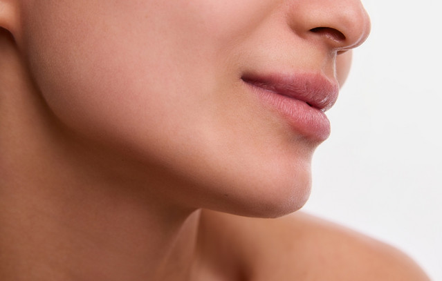 Nude lip gloss: Η διακριτική πινελιά που κάνει τα χείλη να δείχνουν πιο γεμάτα και κομψά | Woman στο PlusTV.gr