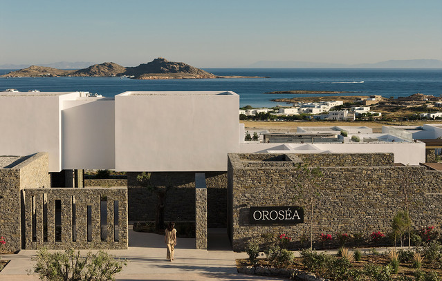 To OROSEA Paros, μέλος της Marriott Autograph Collection, μόλις άνοιξε τις πόρτες του στον λόφο της Νάουσας, με φόντο το Αιγαίο