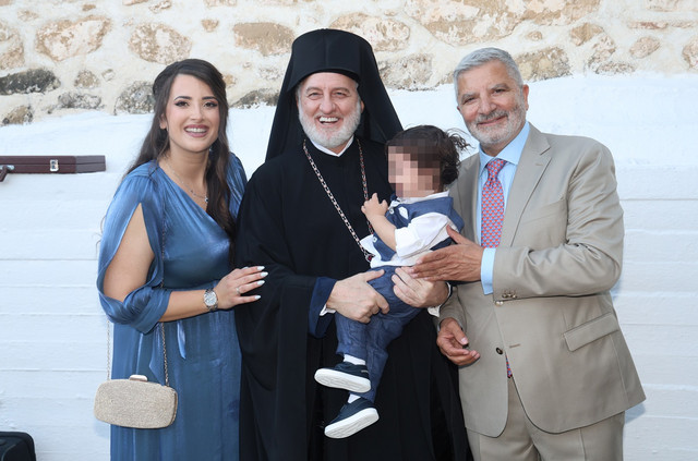Γιώργος Πατούλης και Νάνσυ Κοιλού βάφτισαν το γιο τους στο Λαγονήσι – Δείτε φωτογραφίες | Lifestyle στο PlusTV.gr