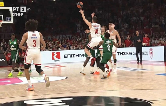 Ολυμπιακός – Παναθηναϊκός: Το απίθανο buzzer beater του Παπανικολάου από το κέντρο του γηπέδου