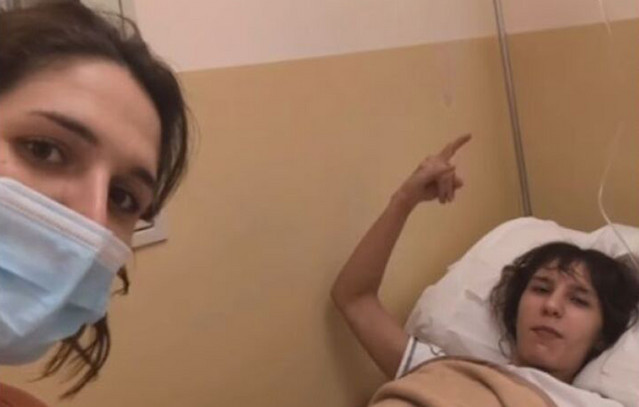 Στο νοσοκομείο η Νίκη Σκιαδαρέση: Τραγούδησε με την αδελφή της «στα επείγοντα» από το νέο τους κομμάτι