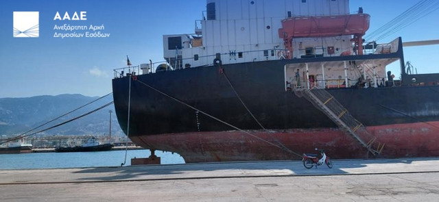 Μπλόκο σε πλοίο στο λιμάνι του Βόλου με 12.300 λίτρα λαθραίων καυσίμων | Κοινωνία στο PlusTV.gr