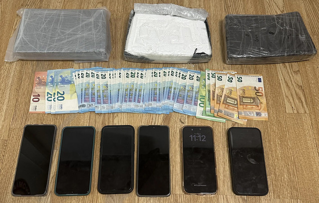 Μπλόκο σε τρεις άνδρες που διακινούσαν ναρκωτικά στην Αττική – Κατασχέθηκαν πάνω από 3 κιλά κοκαΐνης
