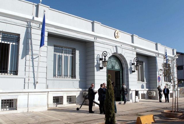 Χειροπέδες στον Κεντρικό Λιμενάρχη της Θεσσαλονίκης για ενδοοικογενειακή βία | Κοινωνία στο PlusTV.gr