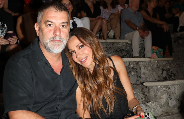 Δέσποινα Βανδή και Βασίλης Μπισμπίκης στην Επίδαυρο για τις «Βάκχες» του Ευριπίδη | Lifestyle στο PlusTV.gr