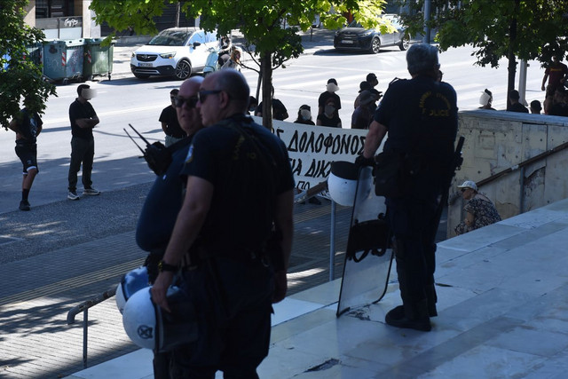 Στον εισαγγελέα οι συλληφθέντες για τη φονική εμπρηστική επίθεση στο σπίτι της Νέστορα – Το βίντεο που «έκαψε» τους δράστες