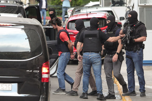 Η επίσημη ανακοίνωση της ΕΛ.ΑΣ. για την υπόθεση της Marfin και τις συλλήψεις – Οι εικόνες που τους πρόδωσαν