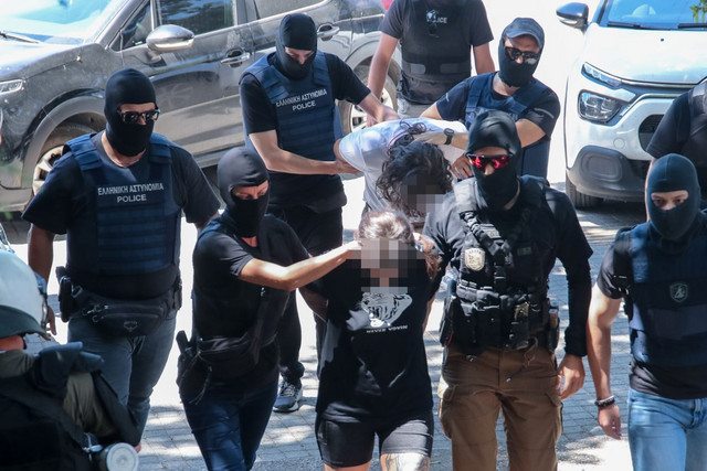 Στα δικαστήρια οι κατηγορούμενοι για τη δολοφονική επίθεση στο σπίτι της Νέστορα – Αλληλέγγυοι έξω από το Δικαστικό Μέγαρο Θεσσαλονίκης