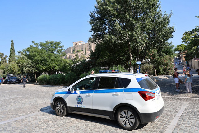 Άνδρας με μαχαίρι τραυμάτισε δύο Ελληνοαμερικανούς τουρίστες στην Ακρόπολη – Τα νεότερα για την κατάσταση της υγείας τους