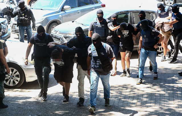 Διώξεις για ανθρωποκτονία και τρομοκρατική οργάνωση στους τρεις συλληφθέντες για την επίθεση στο σπίτι της Αφροδίτης Νέστορα