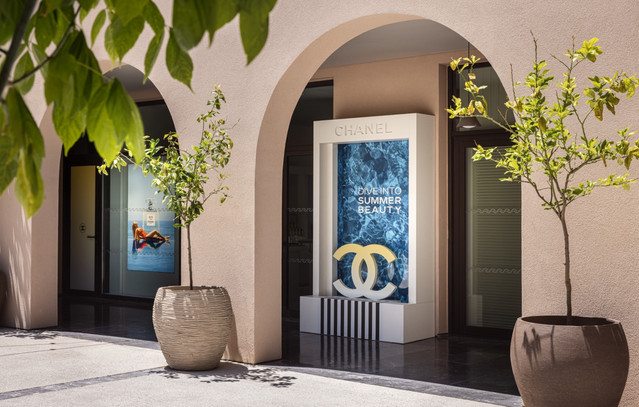 CHANEL Fragrance and Beauty Experience: Ο οίκος CHANEL υποδέχεται το καλοκαίρι στη Navarino Agora της Costa Navarino