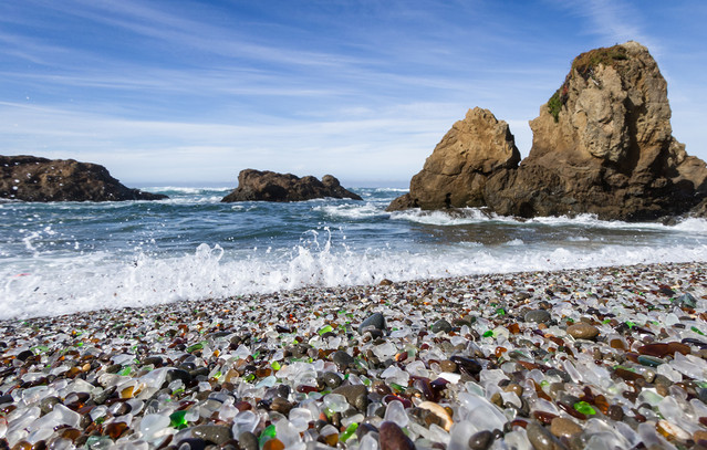 Πώς στην παραλία Glass Beach η φύση θεράπευσε τις πληγές που της προκάλεσε ο άνθρωπος | Ταξίδια στο PlusTV.gr