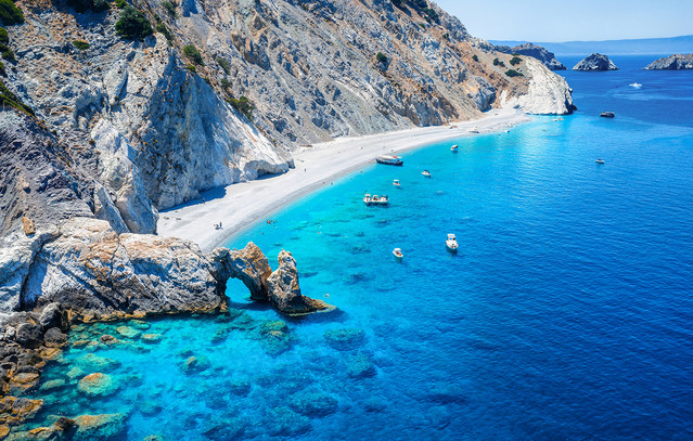 Το μυστικό της Σκιάθου κρύβεται πίσω από λευκούς βράχους και τιρκουάζ νερά | Ταξίδια στο PlusTV.gr