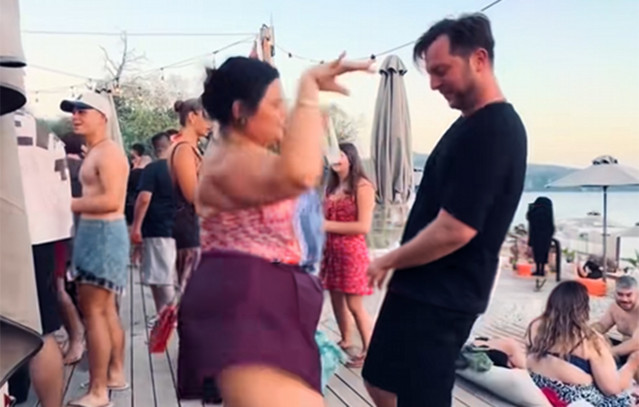 Ο ξέφρενος χορός της Δανάης Μπάρκα σε beach bar: «Όταν είσαι ο θείος των 90’s» | Lifestyle στο PlusTV.gr
