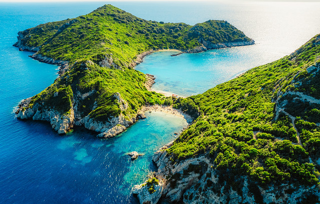 Πόρτο Τιμόνι: Η κρυφή διπλή παραλία της Κέρκυρας | Ταξίδια στο PlusTV.gr