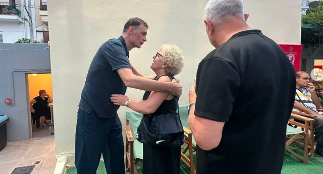 Η συγκινητική συνάντηση του Γιώργου Μπαρτζώκα με τη Μάγδα Φύσσα | Αθλητικά στο PlusTV.gr