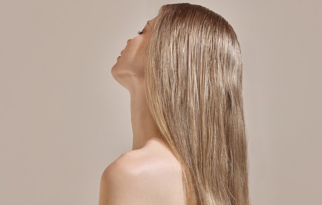 Αν σας αρέσει η καρύδα, αυτό το hair mist θα γίνει το αγαπημένο σας | Woman στο PlusTV.gr