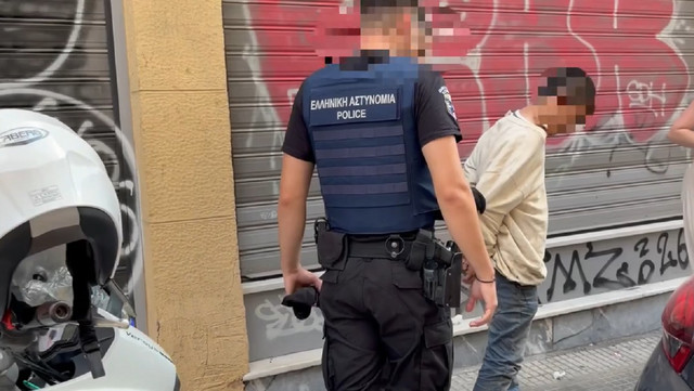 Η στιγμή που η Ομάδα ΔΙ.ΑΣ πιάνει στα πράσα διαρρήκτη αυτοκινήτου στην Ομόνοια – Δείτε το βίντεο