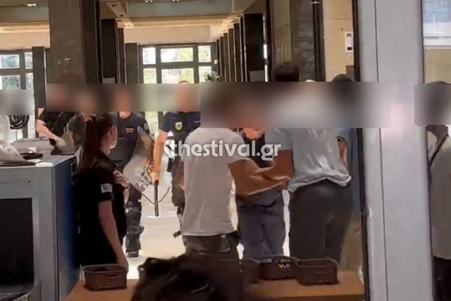 Φονική επίθεση στο σπίτι της οικογένειας Νέστορα: Βίντεο από την ένταση αντιεξουσιαστών με αστυνομικούς μετά την προφυλάκιση του 25χρονου