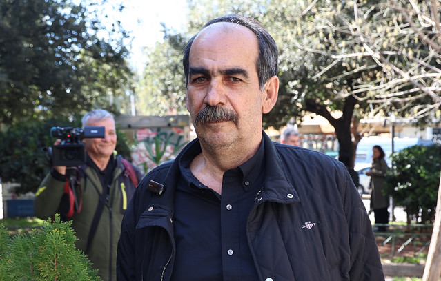 Στο εδώλιο ο Γιώργος Ξυλούρης και για το αδίκημα της ψευδούς κατάθεσης – Ο «φραπές» και η στάση του στην Εξεταστική