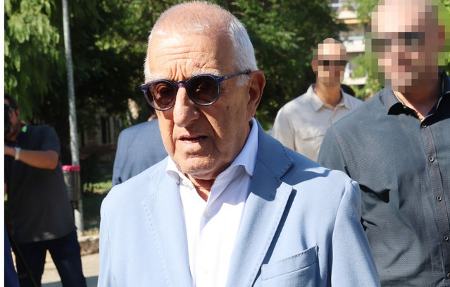 «Κρίμα» – Οι αιχμές του Νικήτα Κακλαμάνη στην κηδεία της Μαίρης Λίντα για τις τραγουδίστριες της νέας γενιάς