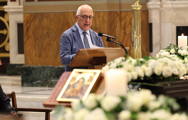 Το ύστατο χαίρε στη σπουδαία ηθοποιό, Μάρω Κοντού – «Θα πρέπει να σου πω μια οριστική καληνύχτα», είπε συγκινημένος ο Ν. Κακλαμάνης