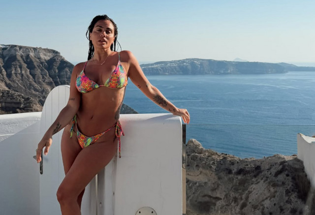 Η Κόνι Μεταξά ποζάρει με πολύχρωμο μπικίνι στη Σαντορίνη – Δείτε φωτογραφίες | Lifestyle στο PlusTV.gr