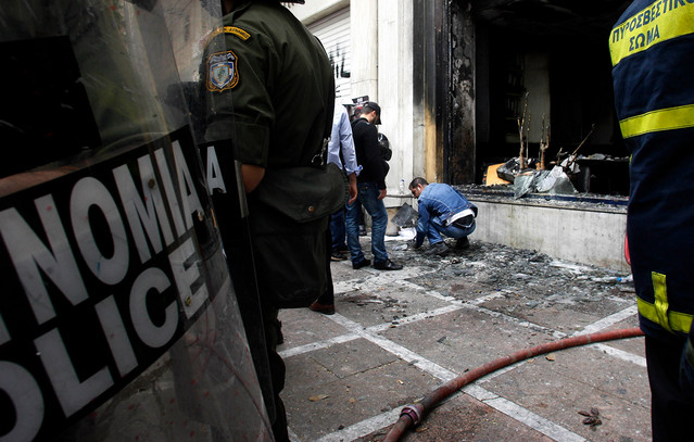 Τα δύο επιπλέον πρόσωπα στη νέα δικογραφία για τη Marfin – Ο επιχειρησιακός καθοδηγητής, οι μολότοφ και η βαριοπούλα