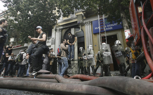 «Είχαν στολή κανονική»: Η μαρτυρία του δημοσιογράφου που «έπιασε» πρώτος με τον φακό τους δράστες της Marfin