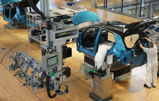 Volkswagen: «ψαλίδι» 100.000 θέσεων στον γερμανικό κολοσσό – Φόβοι για λουκέτα σε εργοστάσια