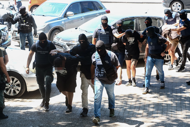 Η ανακοίνωση της ΕΛ.ΑΣ. για τη σύλληψη των τριών ατόμων για την επίθεση στο σπίτι της Αφροδίτης Νέστορα