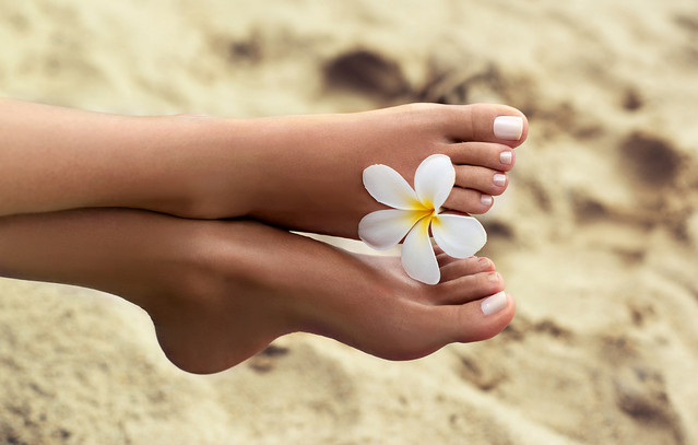 Ξεχάστε το κλασικό πεντικιούρ: Το chrome pedicure απογειώνει τις καλοκαιρινές εμφανίσεις | Woman στο PlusTV.gr