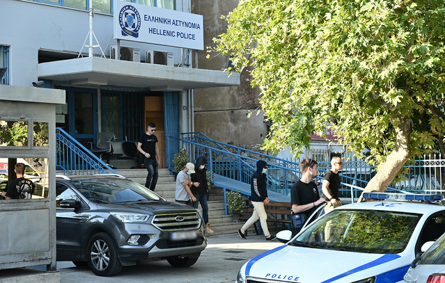 Στα δικαστήρια της Ευελπίδων οι 5 συλληφθέντες για την κατάρρευση της πολυκατοικίας στα Πετράλωνα