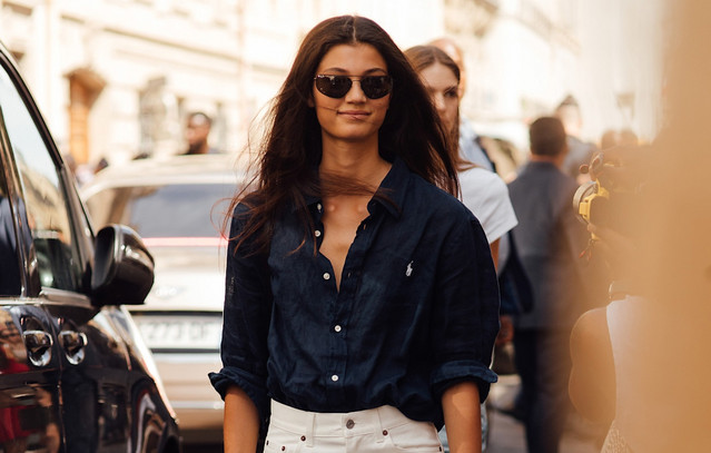 Το πιο στιλάτο καλοκαιρινό look ξεκινά από ένα oversized πουκάμισο | Woman στο PlusTV.gr