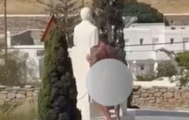 Μύκονος: Συνελήφθη τουρίστας που πόζαρε γυμνός μπροστά από το άγαλμα του Καραμανλή – Δείτε βίντεο