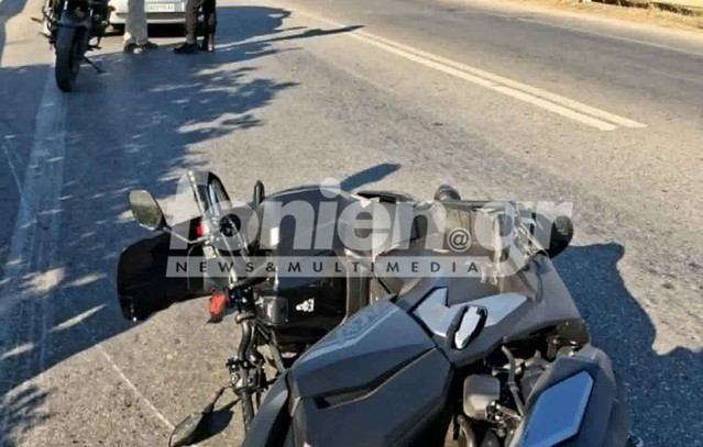 Τροχαίο στον Άγιο Νικόλαο Κρήτης: Μοτοσικλετιστής προσπάθησε να αποφύγει τη σύγκρουση με ΙΧ και «καρφώθηκε» στις μπάρες