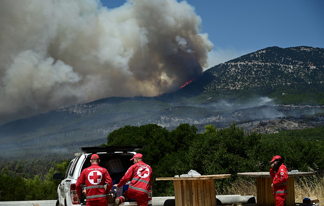 Δασικές πυρκαγιές και καύσωνες επιδεινώνουν δραματικά την ποιότητα του αέρα – Καμπανάκι από τον Παγκόσμιο Οργανισμό Μετεωρολογίας