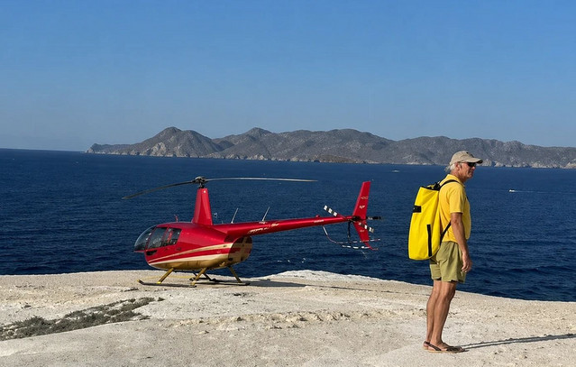 Έρευνα για το ελικόπτερο που προσγειώθηκε στο Σαρακήνικο της Μήλου – Στο μικροσκόπιο η τήρηση των κανονισμών πτήσης