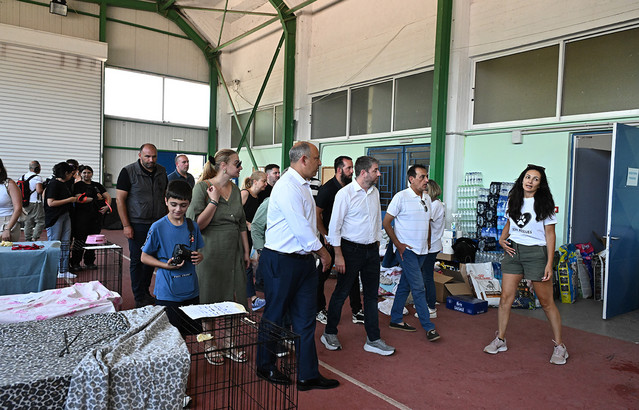 Nikos Androulakis visits Megara animal rescue center