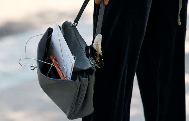Η COS μόλις δημιούργησε την πιο “Balenciaga” τσάντα της σεζόν | Woman στο PlusTV.gr