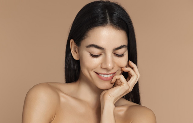 Πώς θα κάνετε brow lift μόνες σας στο σπίτι: 3 οικονομικά προϊόντα για lifted φρύδια | Woman στο PlusTV.gr