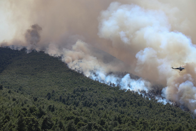 Οι megafires, τα ορυκτά καύσιμα, η κλιματική αλλαγή και η λύση που περνά μέσα από τις ανεμογεννήτριες και τα φωτοβολταϊκά