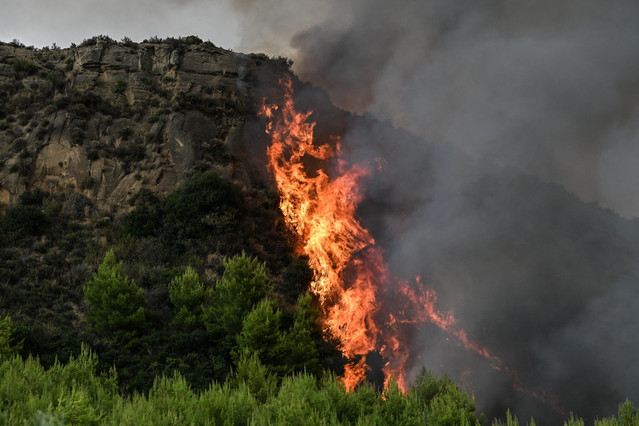 Mouzaki Wildfire Improves as 105 Firefighters Fight Flames