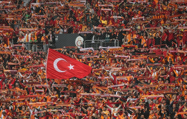 Έρευνα-σοκ στο σπίτι του αρχηγού των Ultras της Γαλατά: Μετρητά, χρυσός και όπλο | Αθλητικά στο PlusTV.gr