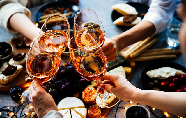 Pet Nat: Μία minimal enoteca με φυσικά κρασιά σε προσκαλεί για μία χαλαρή έξοδο | Ψυχαγωγία στο PlusTV.gr