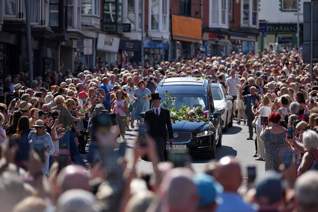 Bonnie Tyler fans gather in Mumbles ahead of funeral