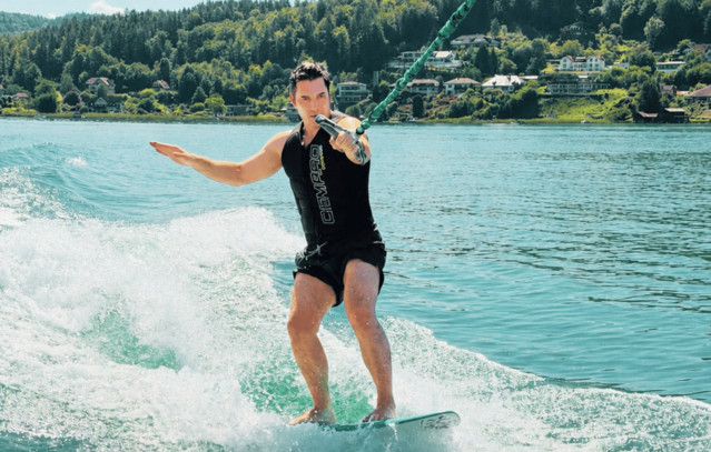 Ο Χριστόφορος Παπακαλιάτης κάνει wakeboard στην Αυστρία: Τα πλάνα από τη λίμνη Wörthersee | Lifestyle στο PlusTV.gr