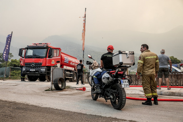 Συνελήφθη αδελφός αντιδημάρχου στην Ψάθα – Παραβίασε τον αποκλεισμό και έπεσε πάνω στα συντρίμμια του ελικοπτέρου